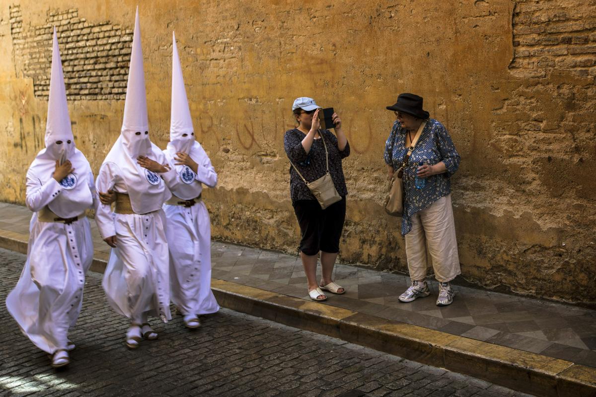 La Candelarian veljeskunnan hiippaveikot kävelivät kirkkoon, josta starttasi laaja kulkue Espanjan Sevillassa tiistaina 16. huhtikuuta 2019. Hiljaisella eli piinaviikolla Espanjassa nähdään satoja hiippapäisten veljeskuntien saattueita, jotka kiinnostavat myös turisteja. Uskonnollisten veljeskuntien puvut on suunniteltu siten, että niiden kantajat voivat tehdä parannuksen ilman että heidät tunnistettaisiin. Kulkueet jatkuvat palmusunnuntaista pääsiäissunnuntaihin. Sevillassa viikko huipentuu kiirastorstaina, jolloin saattueet suuntaavat kohti kaupungin katedraalia. Sinne ne saapuvat varhain pitkäperjantaina, joka on espanjaksi madrugá.